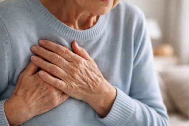 Пожилая женщина держится за сердце - РИА Новости, 1920, 01.04.2026