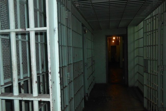 В ХМАО тюрьма грозит судебному приставу, который не взыскал с должников 2,5 млн