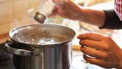 В Санкт-Петербурге супружеская пара отравилась супом из дурмана, перепутав его со шпинатом