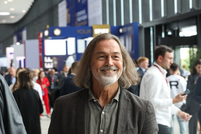 Санкт-Петербург. Художник Никас Сафронов перед пленарным заседанием XXV Петербургского международного экономического форума на территории конгрессно-выставочного центра "Экспофорум". Роман Пименов/ТАСС