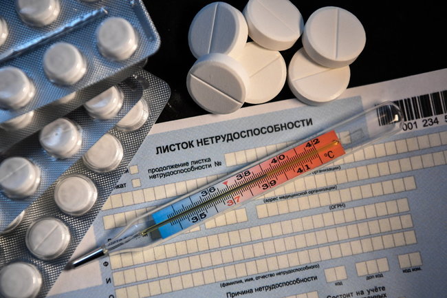 Екатеринбург. Иллюстрация. Лист нетрудоспособности, медикаменты и лекарственные препараты от гриппа и ОРВИ. Донат Сорокин/ТАСС