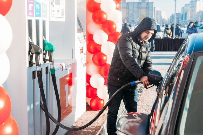 На АЗС в Ханты-Мансийске самый популярный бензин подешевел почти на четыре рубля