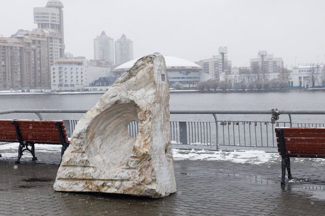 В Екатеринбурге на набережной Исети установили новый арт-объект