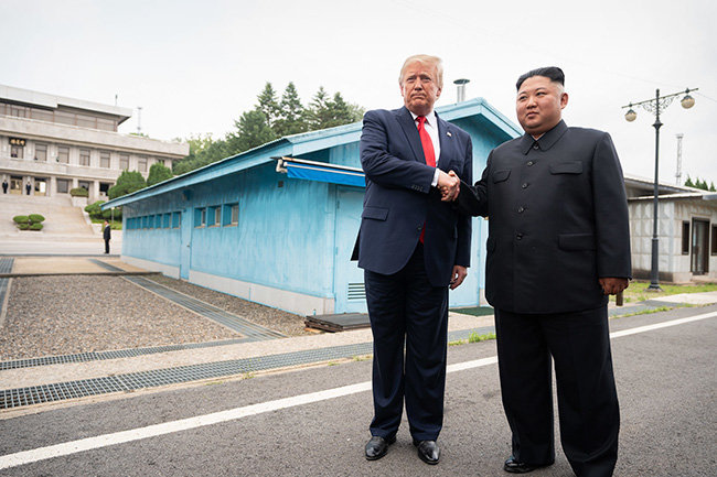 3 шага, которые перевернули мир: Трамп вступил на землю Северной Кореи