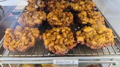 Яблочные оладьи с корицей: кусочки фруктов и пропечённая середина