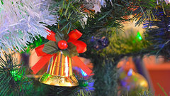 Цены на искусственные ели за год упали почти вдвое