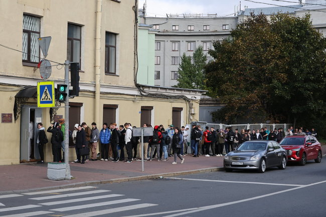 В Петербурге выстраиваются огромные очереди к военкоматам