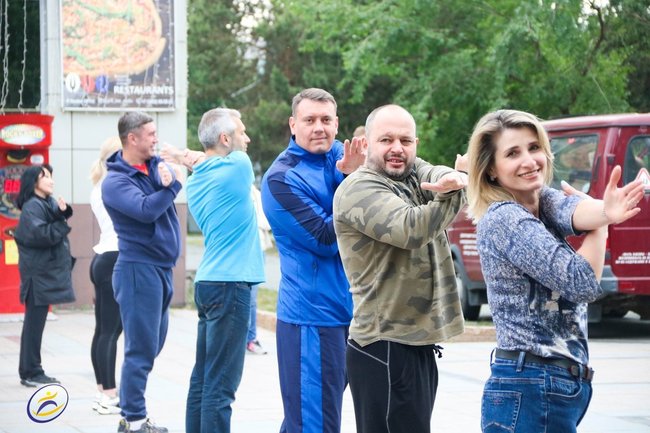 Для тюменцев в возрасте от 50 в Александровском саду провели зарядку