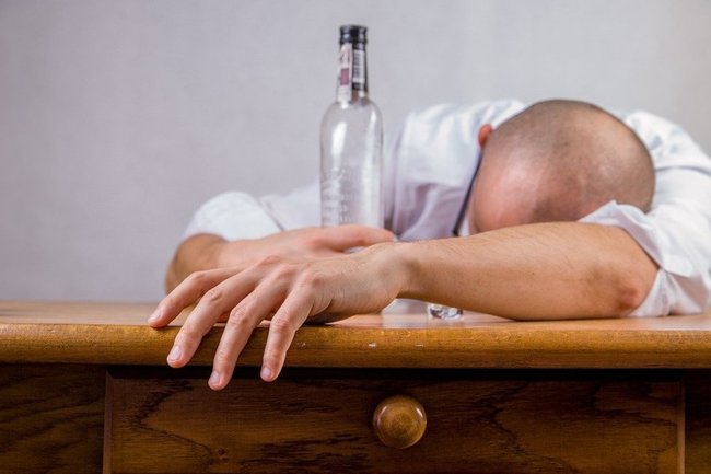 Нарколог Холдин назвал главный фактор развития алкоголизма