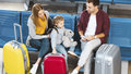 дети ребенок семья родители путешествие туризм туристы аэропорт 