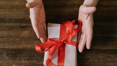 Подарок к 14 февраля: кольцо в форме сосиски для россиян