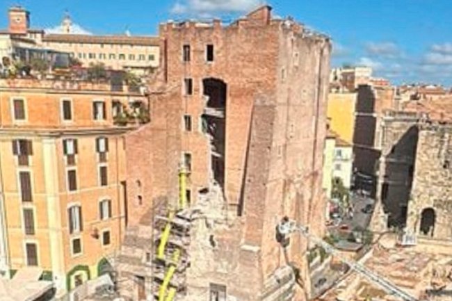 Часть средневековой башни Конти обрушилась в центре Рима
