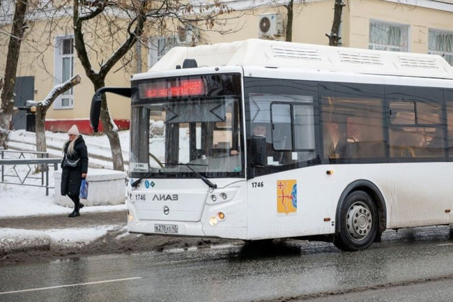 В Нягани подростки разгромили новые автобусы